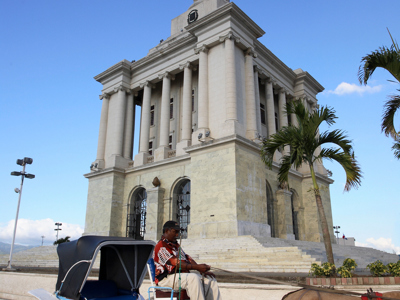 Paardenkoets voor het Columbusmonument in Santo Domingo tijdens Route 2 van de Festivalreis.