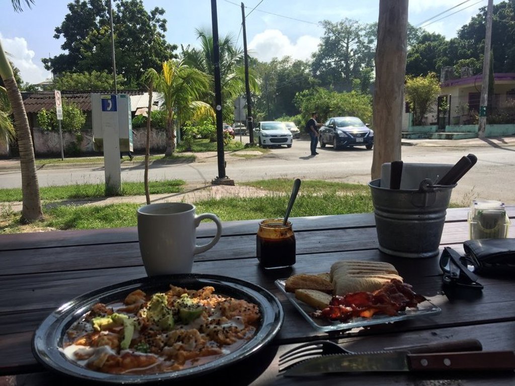 Ontbijt met koffie op terras langs de weg tijdens 22-35ers reis Mexico.