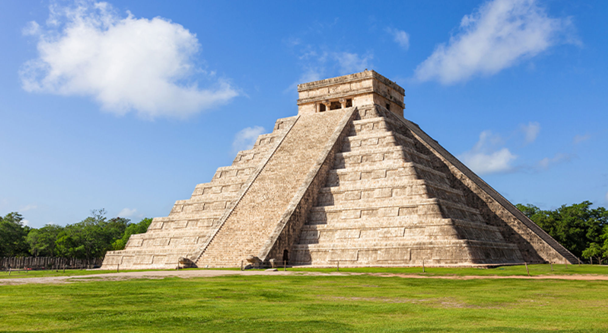 Piramide El Castillo in Chichén Itzá onder een blauwe lucht.