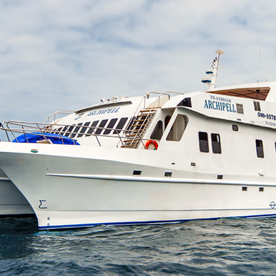 Cruiseschip Archipell op zee bij de Galapágos Archipel.
