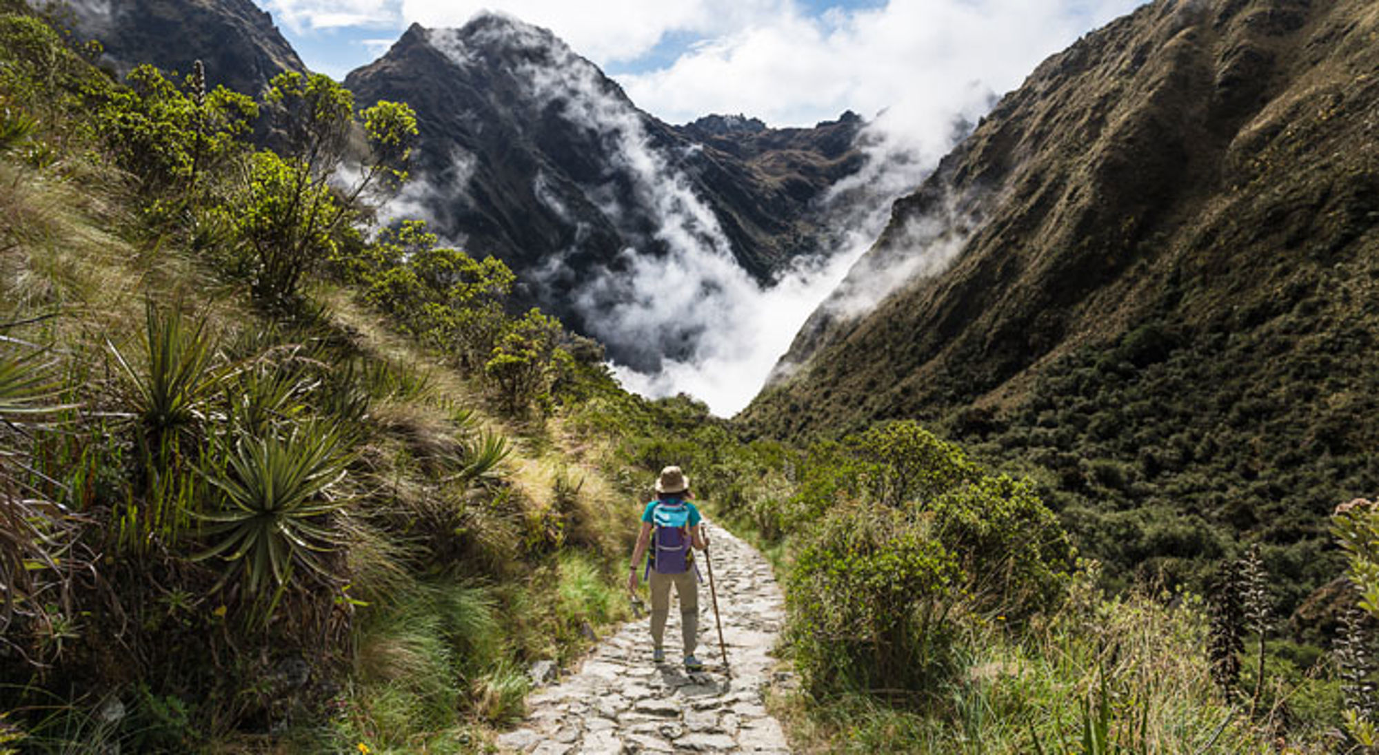 Inca Trail Machu Picchu Wandelaar op bergpad in de Peruaanse Andes met mistige valleien en hoge bergtoppen.