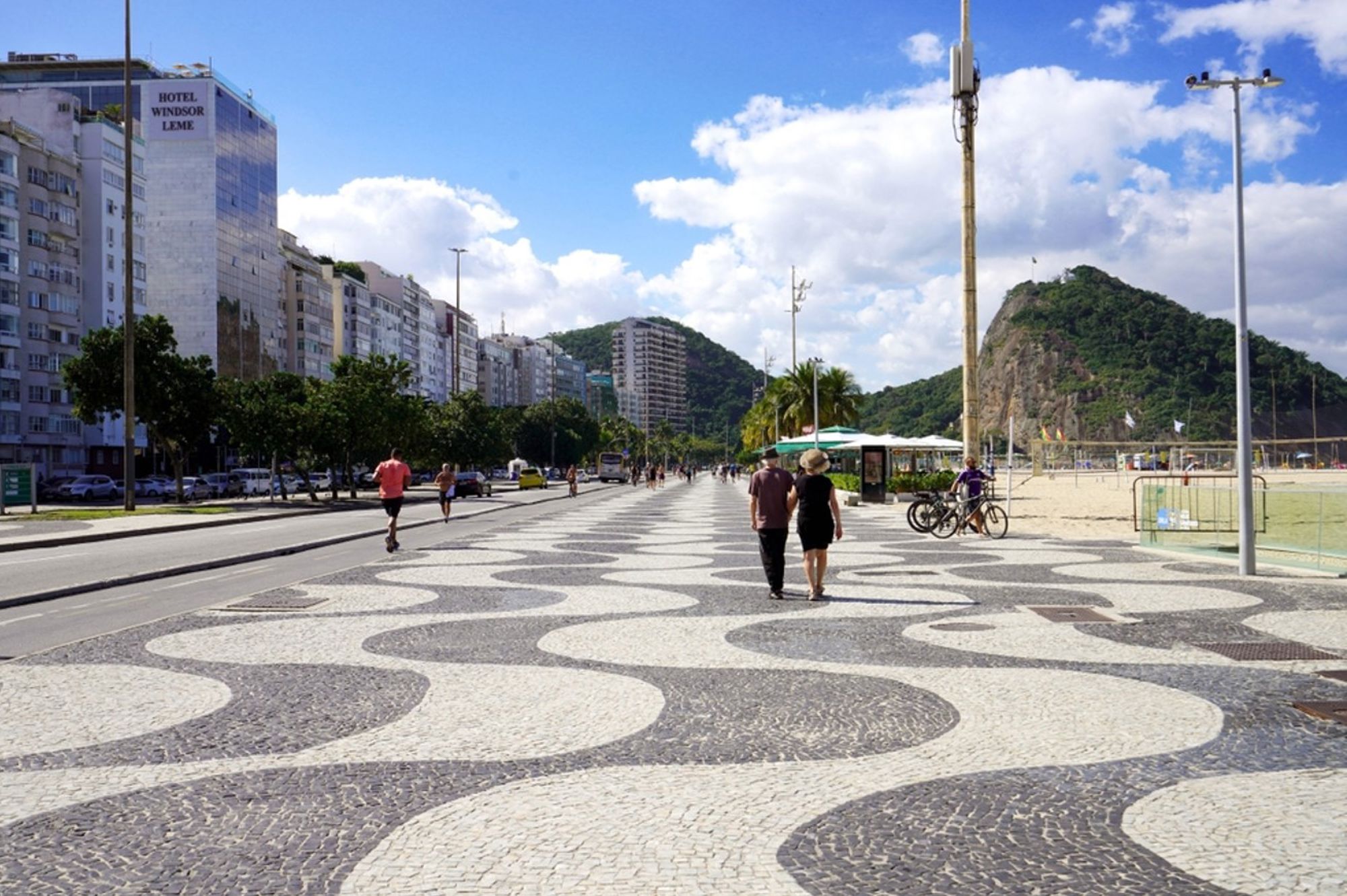 Golvend zwart-wit mozaïek op de boulevard van Copacabana in Rio de Janeiro, Brazilië.