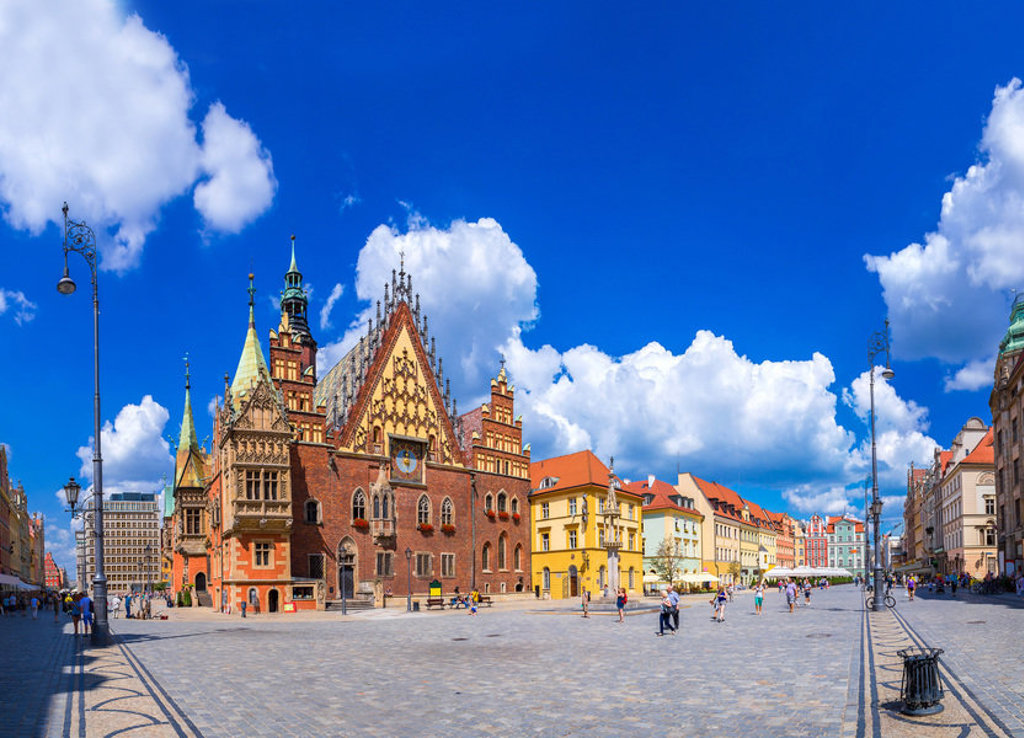 Historisch stadhuis op het Marktplein van Wroclaw, Polen, met kleurrijke gevels onder een blauwe lucht.
