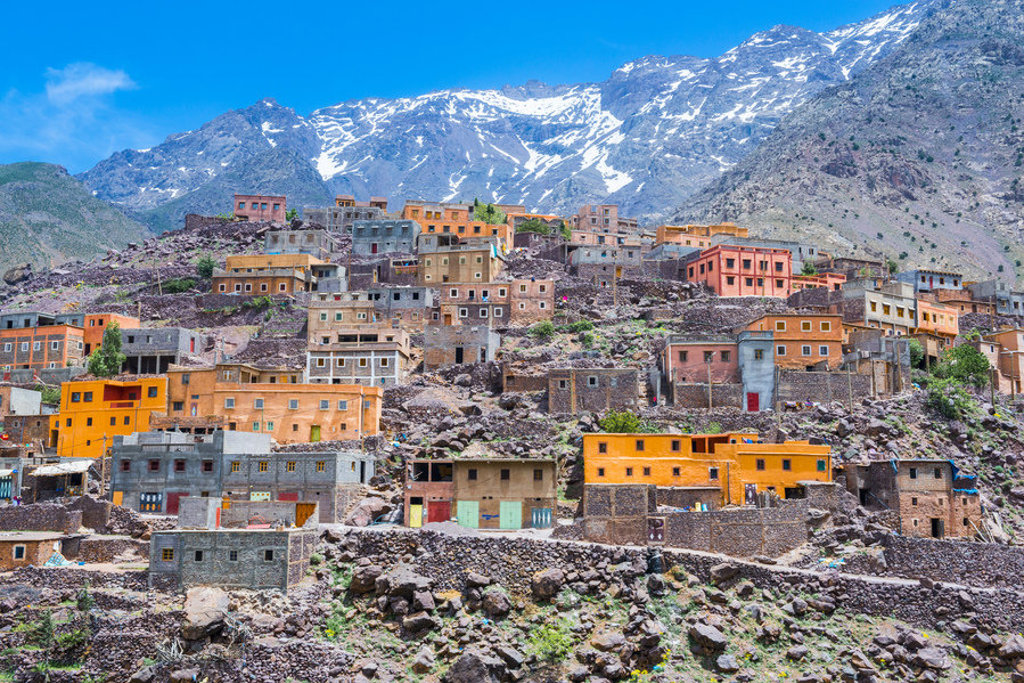 Berberdorp in het Atlasgebergte bij Mount Toubkal, Marokko, met besneeuwde bergtoppen op de achtergrond.