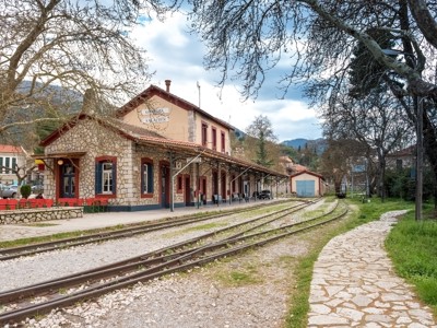 Historisch treinstation van Kalavryta met spoorrails en bergen op de achtergrond, Griekenland.