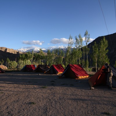 Tentenkamp tijdens Trekking Ladakh (3 dagen / 2 nachten) met uitzicht op besneeuwde bergen.