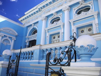 Blauw-witte gevel van een historisch gebouw met zuilen en sierdetails op de Route Ruta Maya.