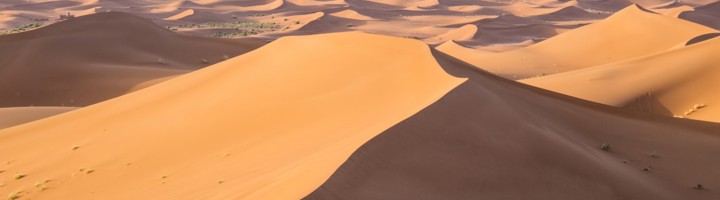 Panoramisch uitzicht op de zandduinen van de Sahara in Marokko tijdens de Route Marokko.