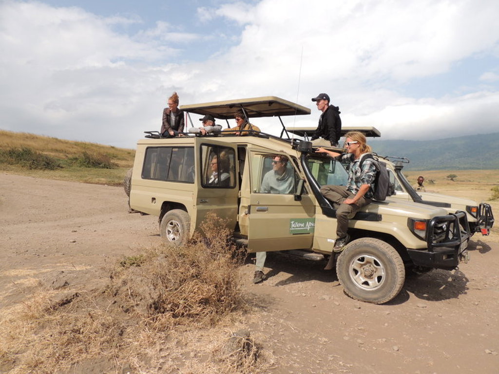 Safari-jeep met reizigers tijdens groepsrondreis Kenia en Tanzania Totaal.