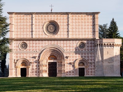Gevel van de basiliek Santa Maria di Collemaggio in L’Aquila, in de Centrale Apennijnen.