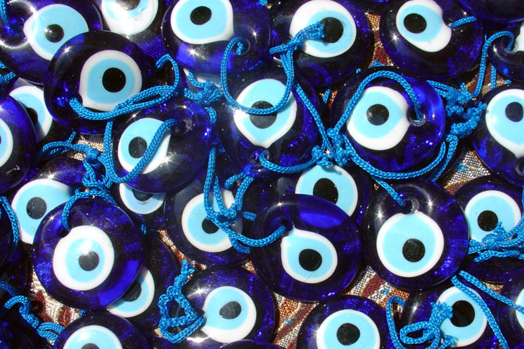 Blauwe nazar-amuletjes tegen het boze oog, een typisch souvenir uit Zuid-Turkije.
