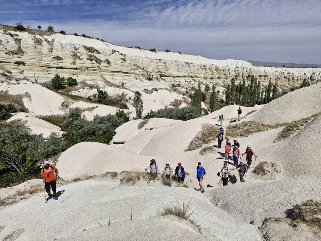 Wandelaars in het berglandschap van Cappadocië tijdens een wandelvakantie in Turkije.
