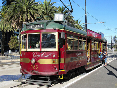 Historische City Circle-tram in Melbourne, Australië, met passagiers bij de halte.