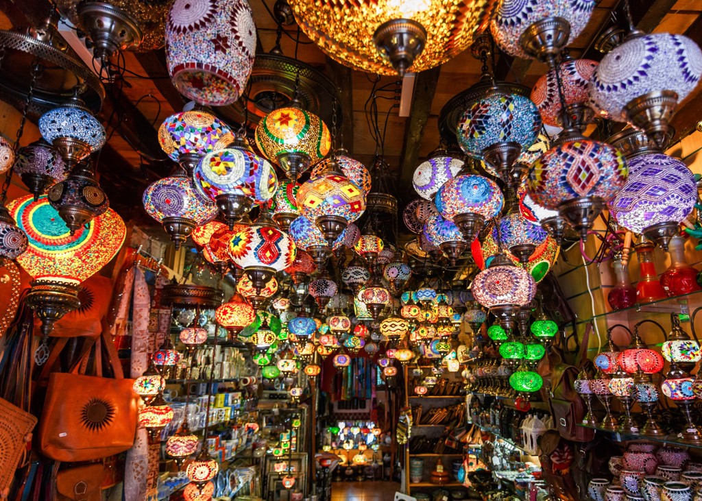 Kleurrijke mozaïeklampen in een Marokkaanse souk-winkel.