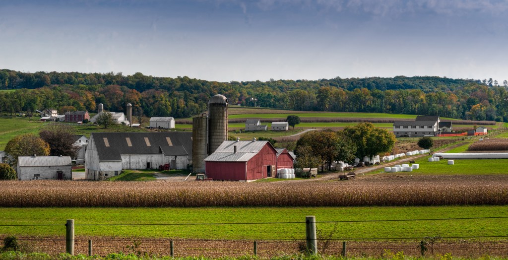 Landelijk landschap in het noordoosten van de Verenigde Staten met boerderij, schuren en velden.