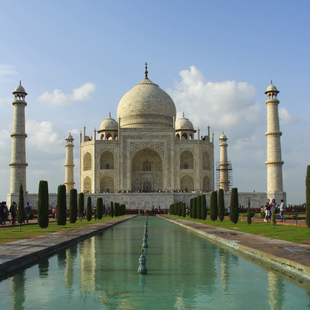 Taj Mahal in Agra met reflectievijver, hoogtepunt van een groepsrondreis Noord-India en Nepal.