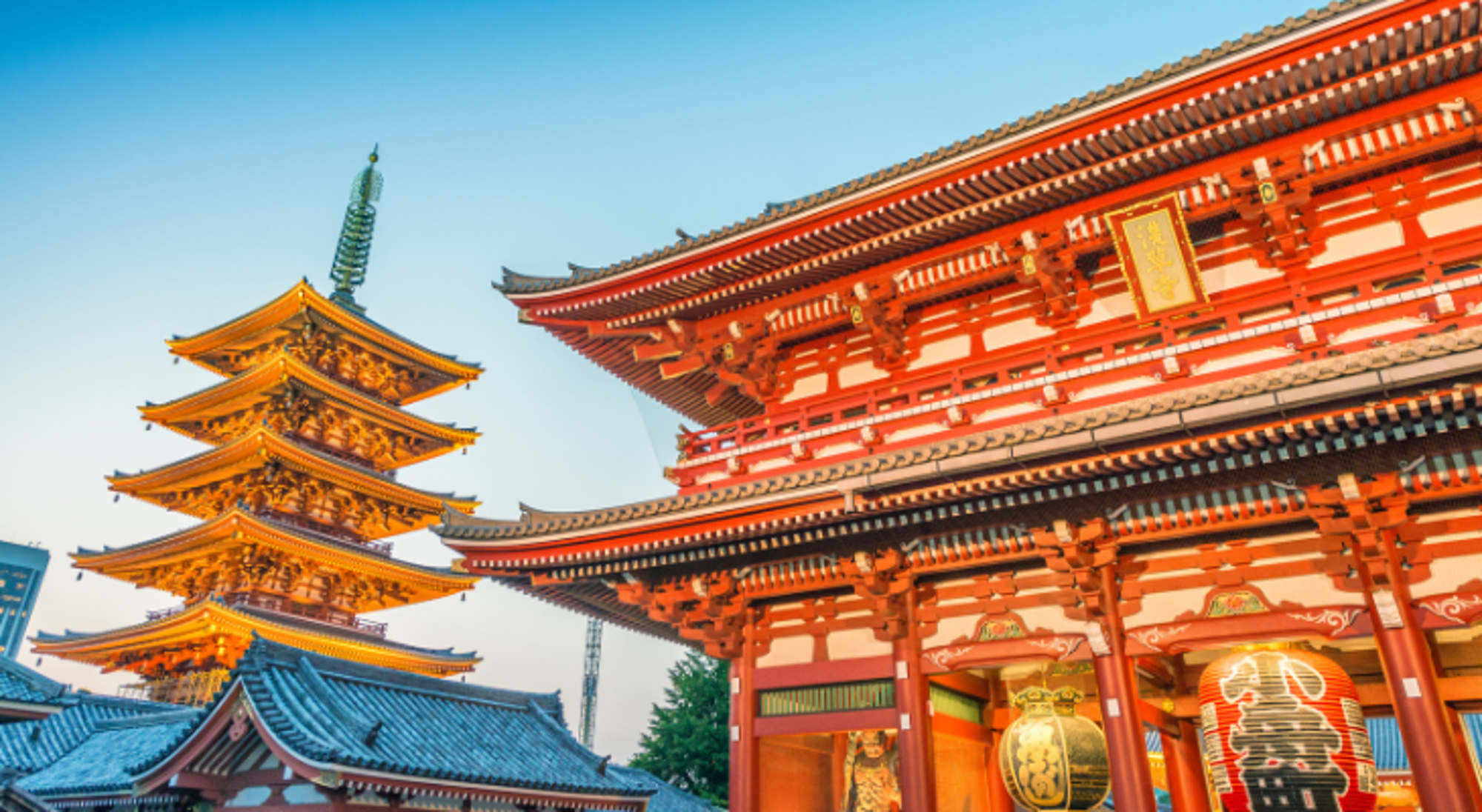 Senso-ji tempel Rode tempelpoort en vijflaagse pagode bij Senso-ji tempel in Tokio, Japan.