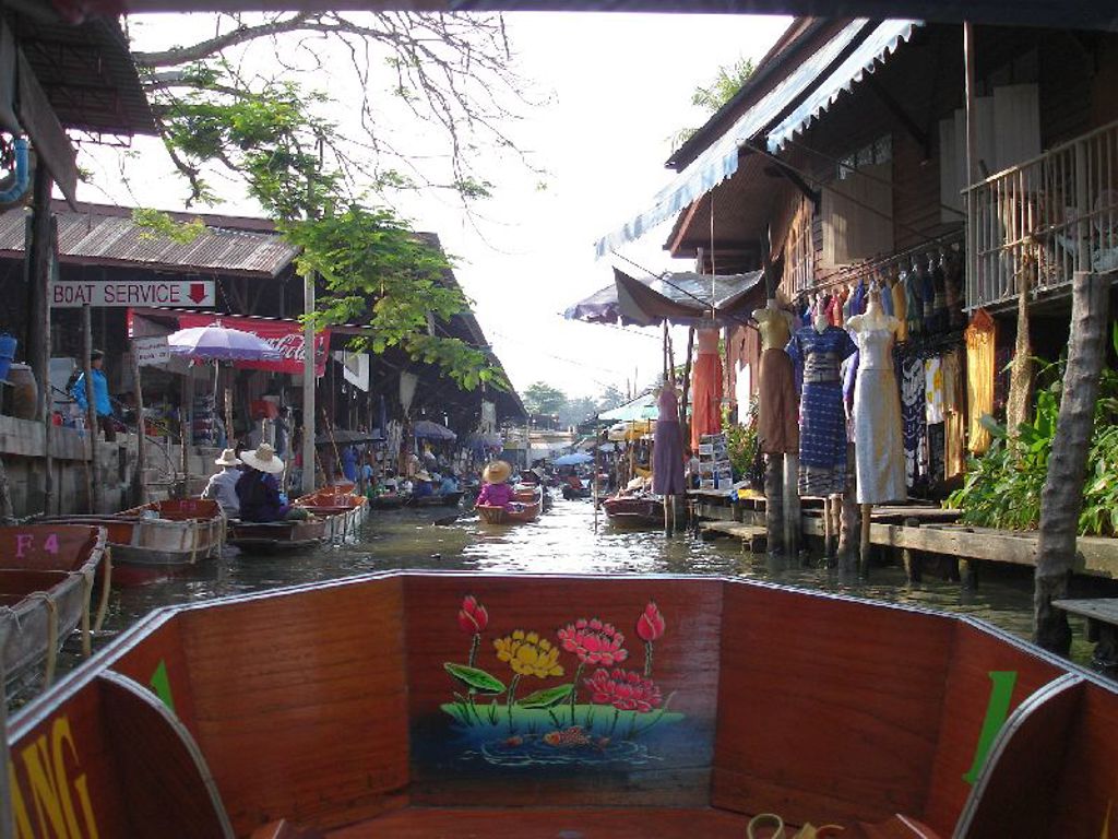 Boottocht door de drijvende markt in Thailand tijdens de groepsrondreis Thailand Hoogtepunten.