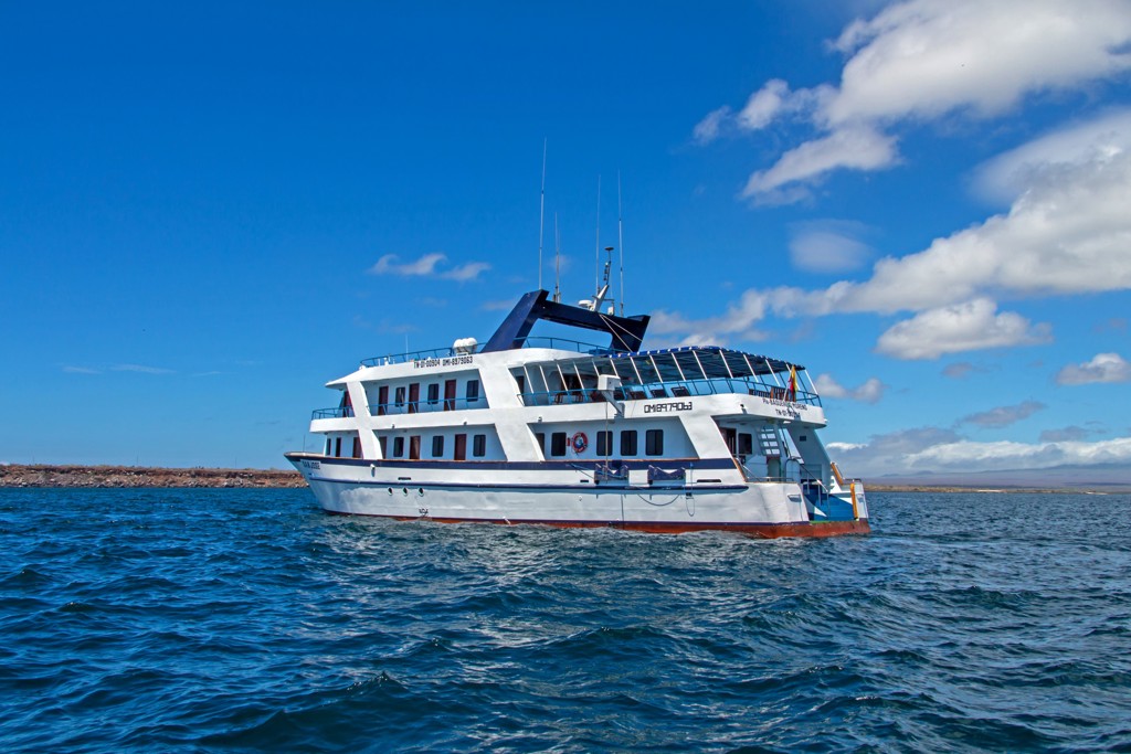 Cruiseschip op zee tijdens groepsrondreis Galapagoseilanden.