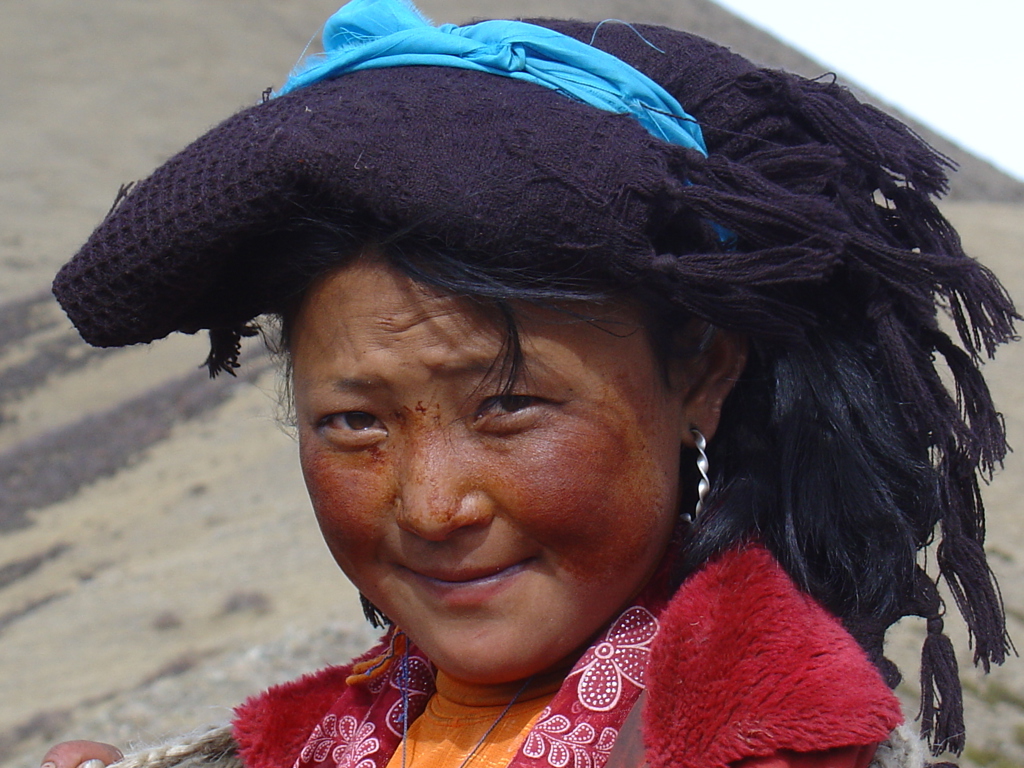 Portret van een Tibetaans meisje in traditionele kleding tijdens een groepsrondreis Tibet en Nepal.