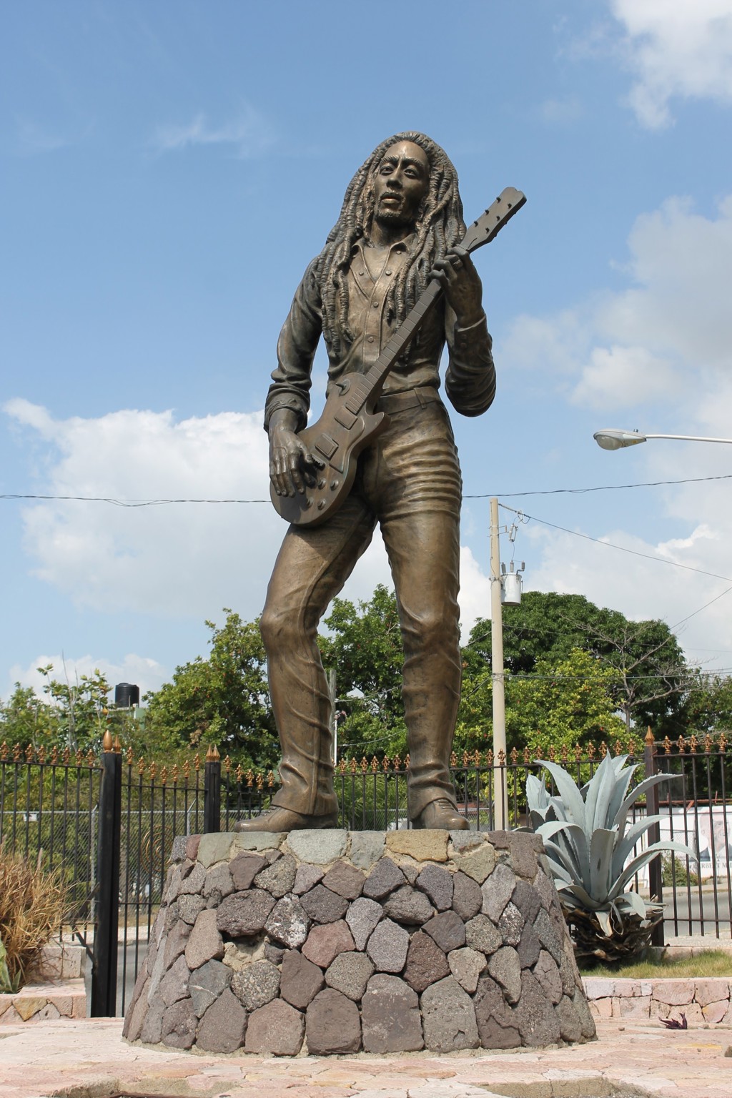 Standbeeld van Bob Marley met gitaar in Kingston, Jamaica.