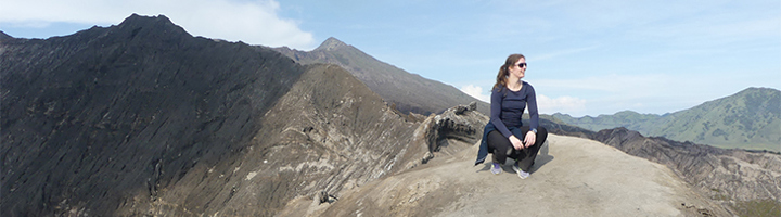 Nicole op de kraterrand van de Bromo-vulkaan op Java, met uitzicht over het berglandschap.