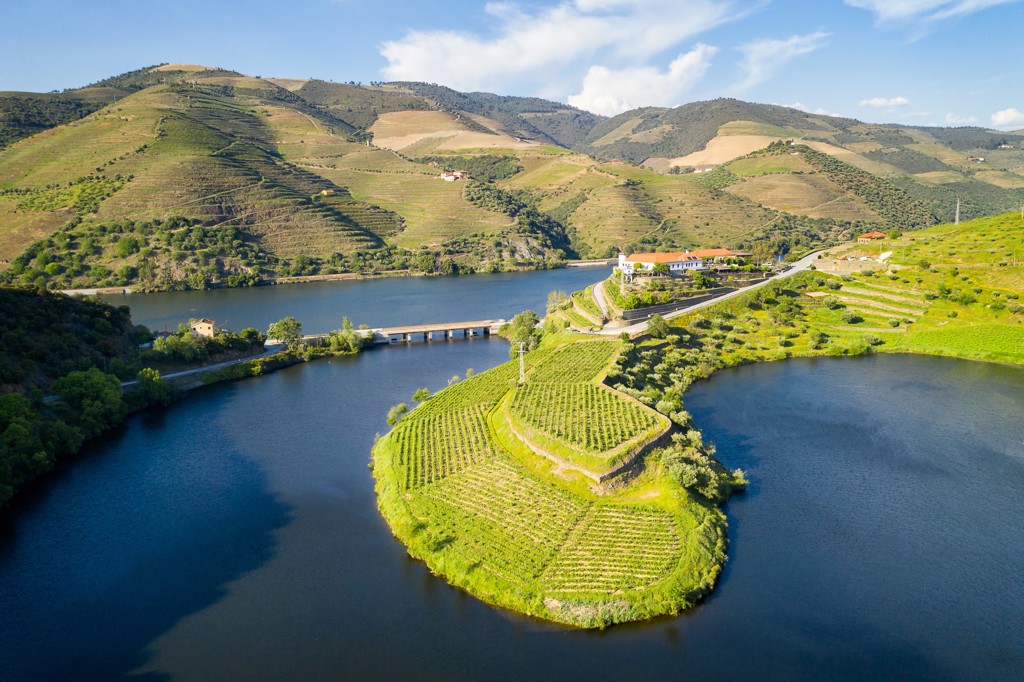 Panorama van de Dourovallei met rivier, terrassen met wijngaarden en heuvels in Portugal.