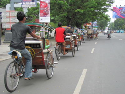 Fietstaxi’s op een drukke straat in Sulawesi tijdens de Route Sulawesi.