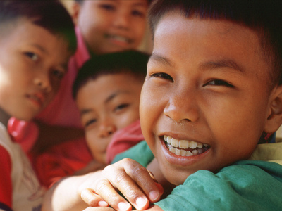 Lachende kinderen in Cambodja tijdens de 21-daagse route Cambodja en Thailand.