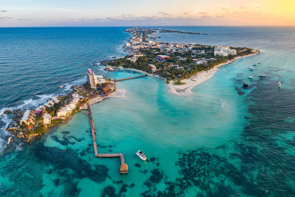 Isla Mujeres bij Cancún met turkooisblauwe zee, strand en pier tijdens een groepsrondreis Mexico.