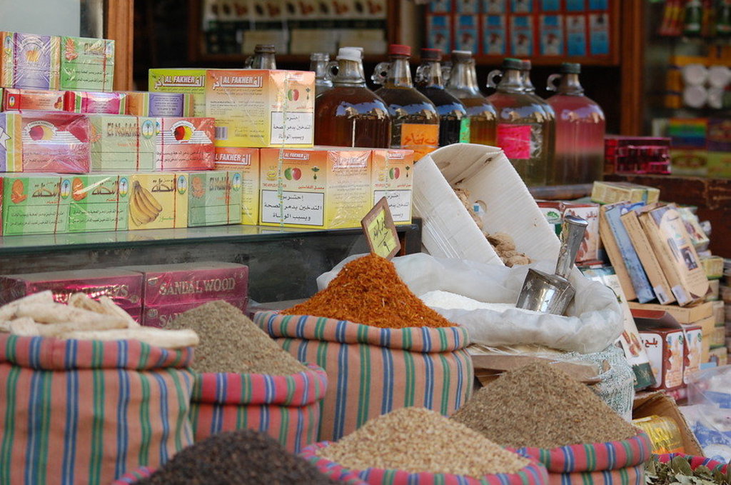 Kruiden en thee in een Egyptische souk tijdens familiereis Egypte langs de Nijl.