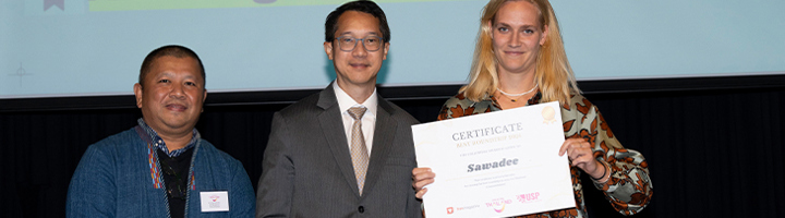 Uitreiking van de Amazing Thailand Award  aan Sawadee, met certificaat voor beste rondreis.