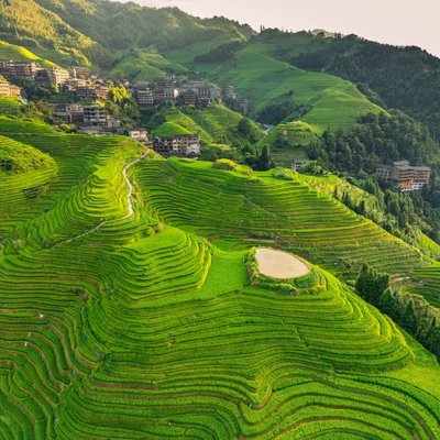 Groepsrondreis China: indrukwekkend berglandschap met mist en steile rotsformaties.