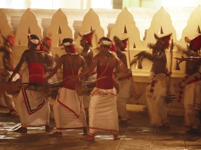 Traditionele dansvoorstelling bij de Tempel van de Tand in Kandy, Sri Lanka.