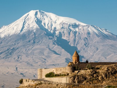 Klooster Khor Virap met de besneeuwde berg Ararat op de achtergrond in Armenië.