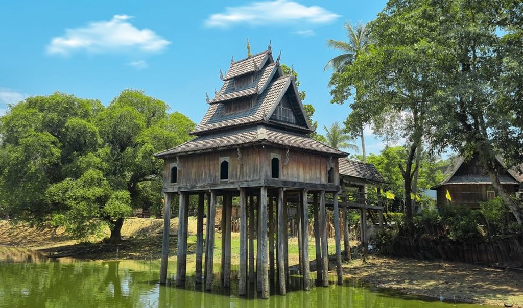 Traditionele boot vaart over de Mekong in Laos, onderdeel van groepsrondreis Laos en Cambodja.