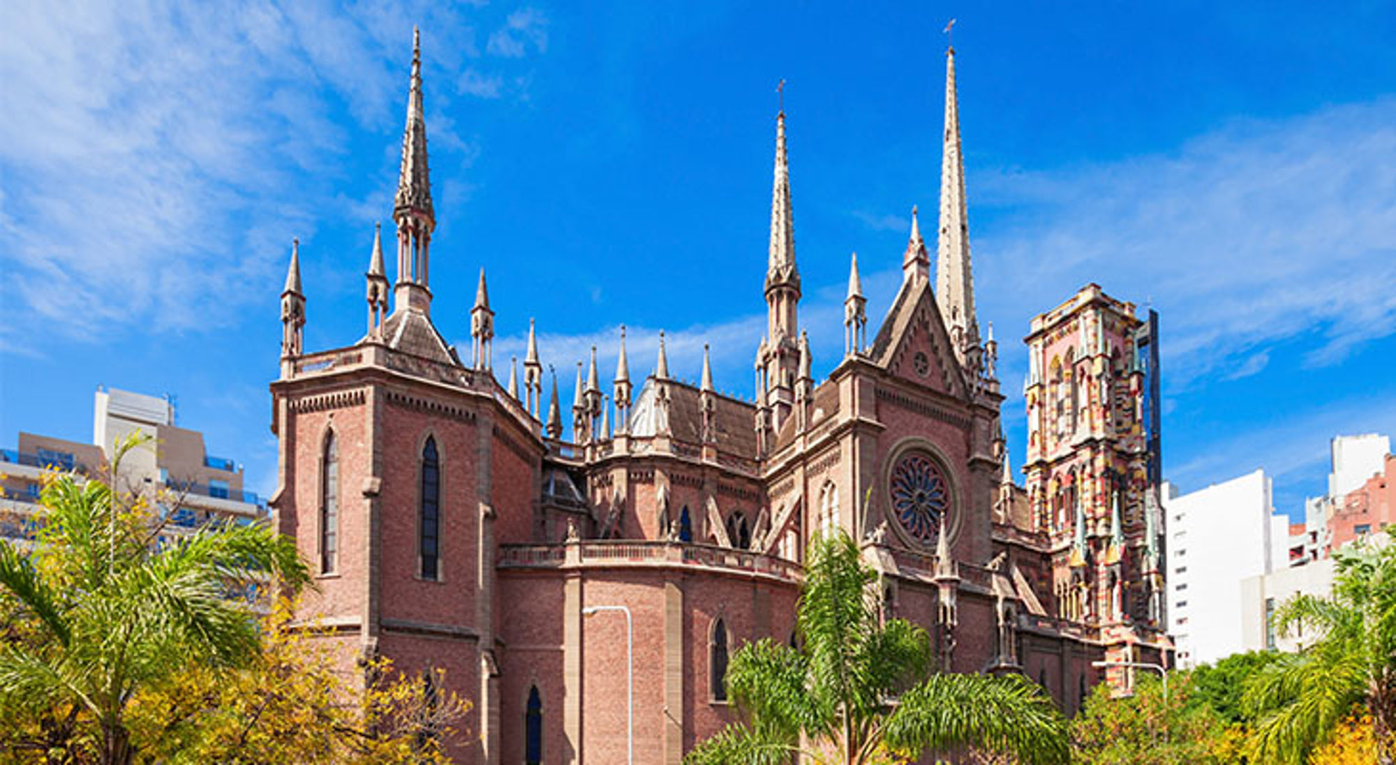 Iglesia del Sagrado Corazon in Cordoba Neogotische kathedraal met torenspitsen in Buenos Aires, Argentinië, onder een heldere blauwe lucht.