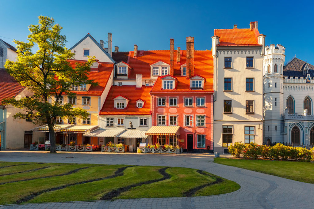 Historische gebouwen met rode daken in de oude binnenstad van Tallinn, Estland.