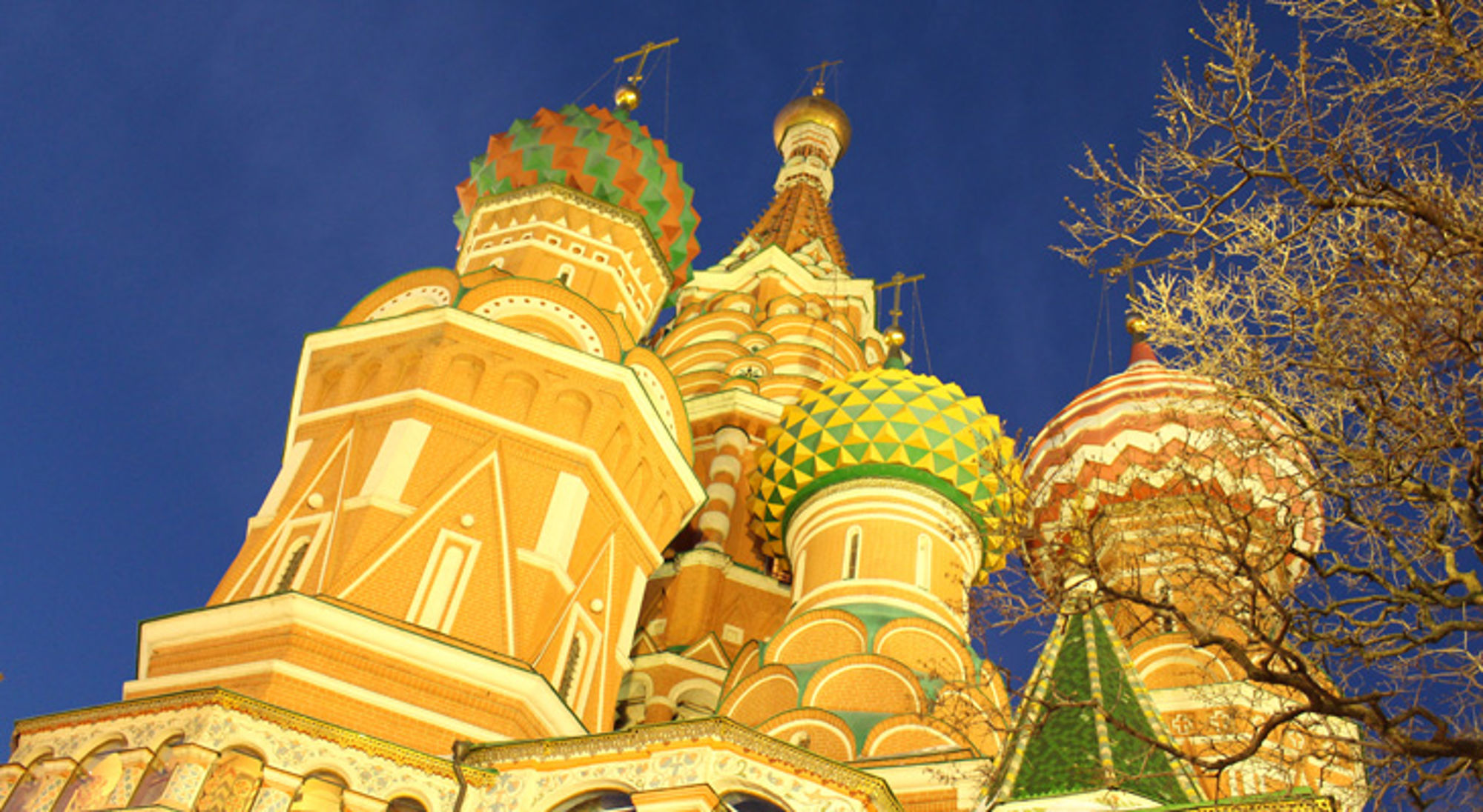 rode-plein-rusland Verlichte koepels van de Basiliuskathedraal op het Rode Plein in Moskou bij avondlicht.