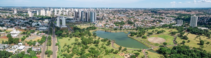 Panorama van Campo Grande met stadspark, meer en skyline onder een blauwe lucht.