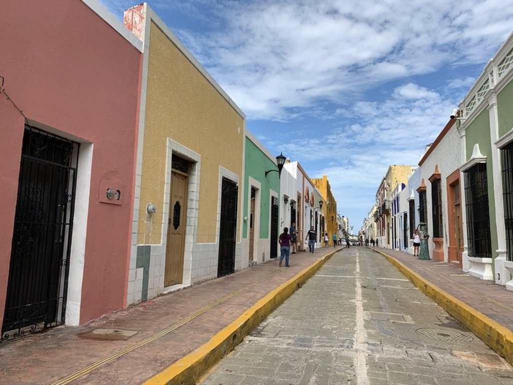 Gekleurde vlaggetjes boven een straat in Mexico tijdens een 22-35ers groepsrondreis.
