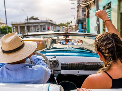 Toeristen in een klassieke cabriolet rijden door Havana tijdens rondreis hoogtepunten 17 dagen.