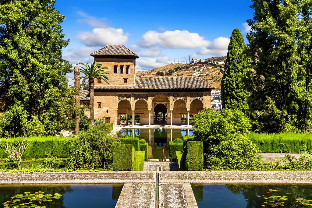 Paleis en tuinen van het Alhambra in Granada, Andalusië, met vijver en arcades.