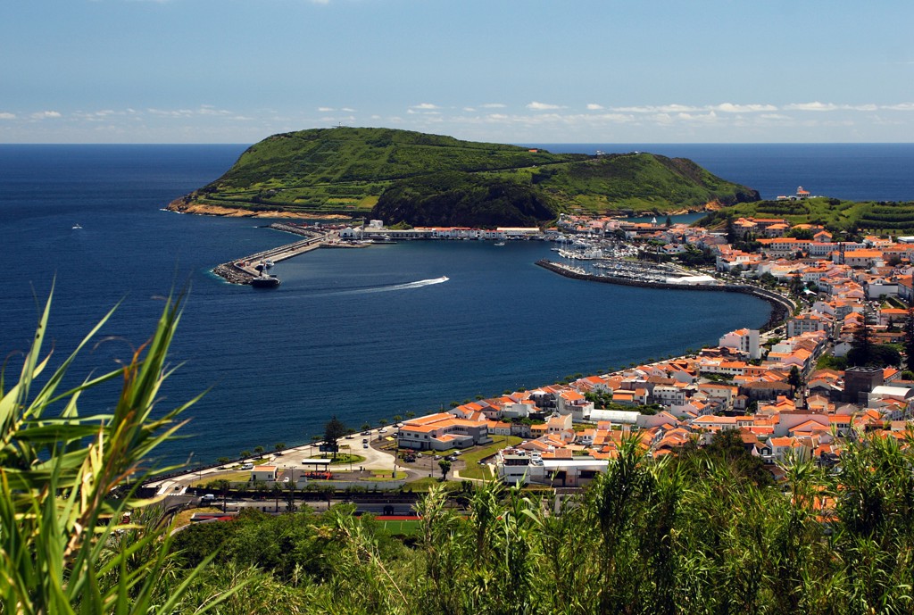 Uitzicht op de haven en kustplaats Angra do Heroísmo op Terceira, Azoren.