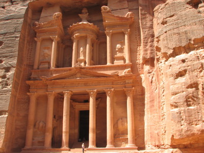 De Schatkamer (Al-Khazneh) in Petra, uitgehouwen in roze zandsteen, Jordanië.