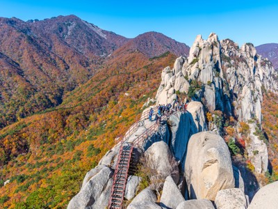 Uitzicht op granieten pieken en herfstbossen in Seoraksan Nationaal Park, Zuid-Korea.