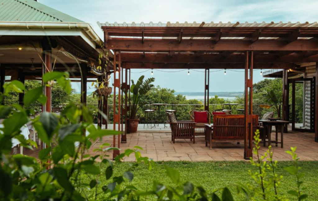Terras van lodge met zitje en uitzicht over groen landschap in Zuid-Afrika tijdens premium groepsrondreis.