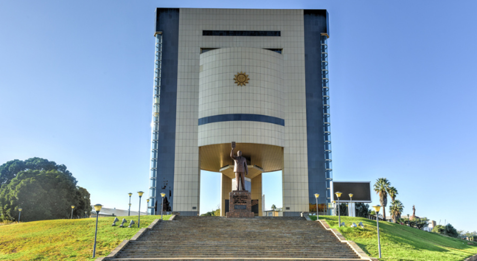 Independence Museum in Windhoek, Namibië Independence Memorial Museum in Windhoek, Namibië, met standbeeld en trappen voor de ingang.
