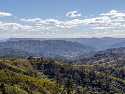 Uitzicht over de groene bergen en valleien van de Drakensbergen op de route Johannesburg naar Kaapstad.