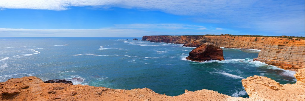 Rotsachtige kliffen en ruige kustlijn aan de Costa Vicentina in Portugal, Alentejo en Algarve.